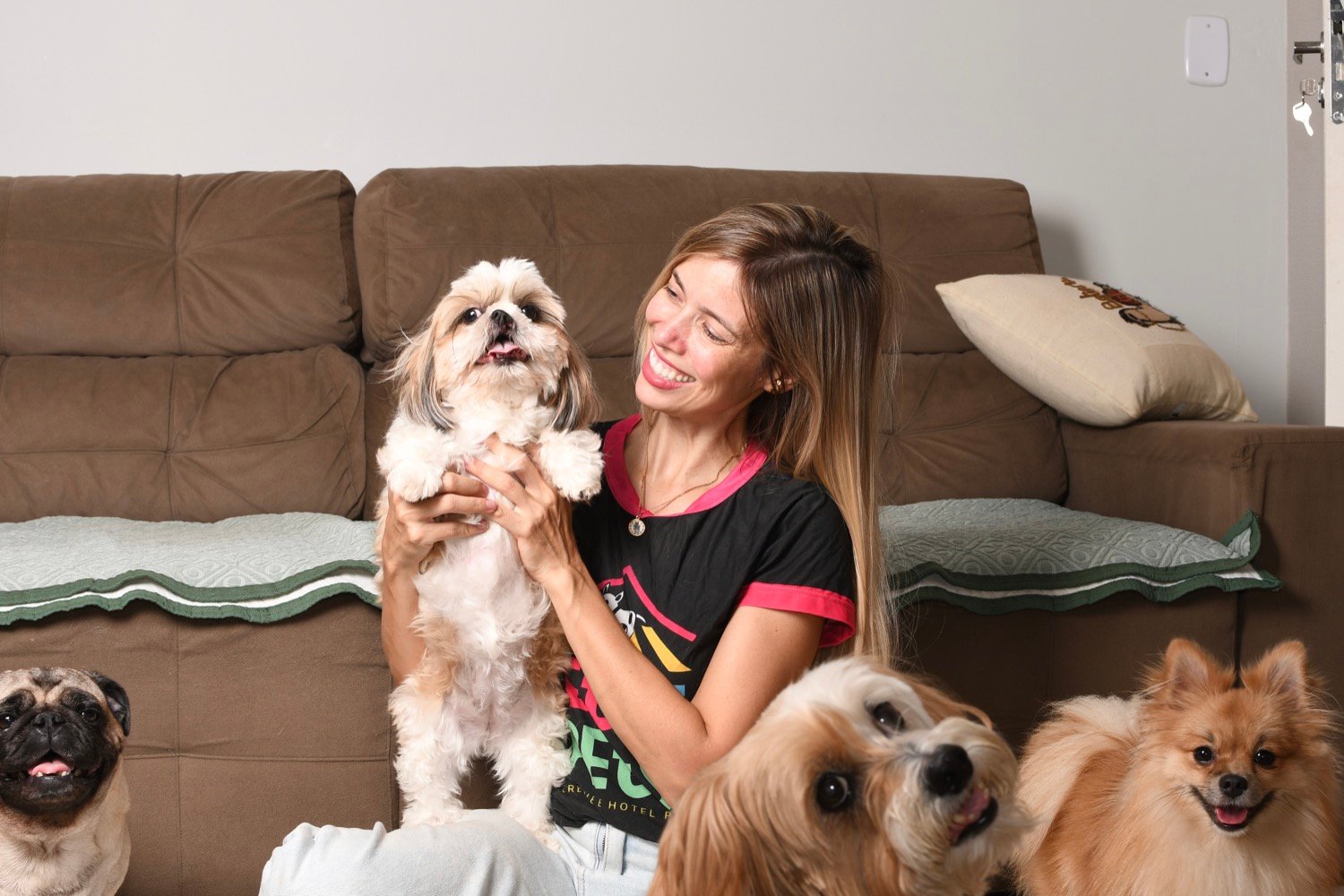 Renata acolhendo uma cachorrinha na Let It Pets
