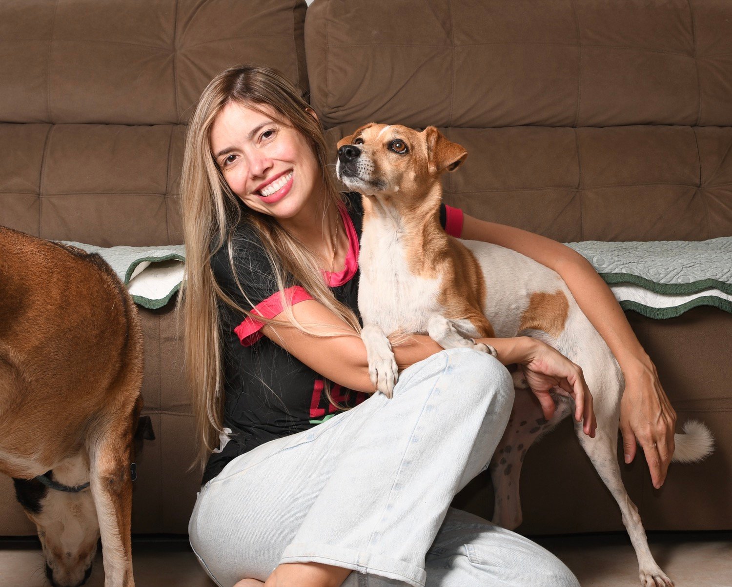 Renata acolhendo um cachorro na Let It Pets