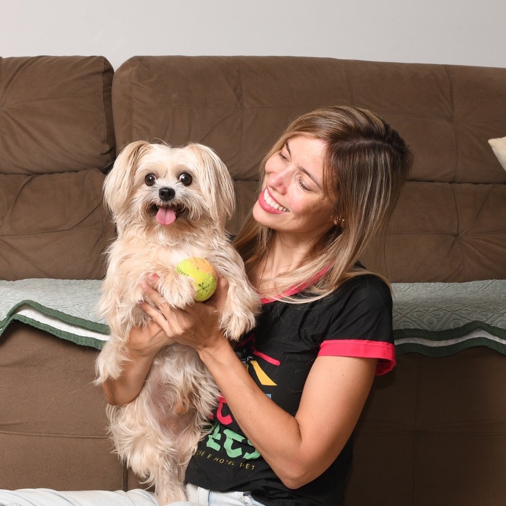 Renata segurando Pirulito com sua bolinha